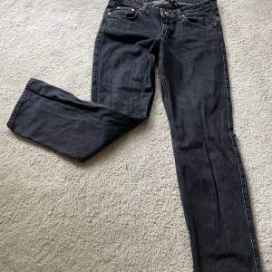 Weekday jeans modell arrow svarta straight säljer dem på grund av att de inte blir använda.
