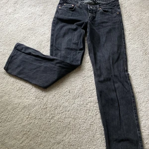 Jeans  - Weekday jeans modell arrow svarta straight säljer dem på grund av att de inte blir använda.