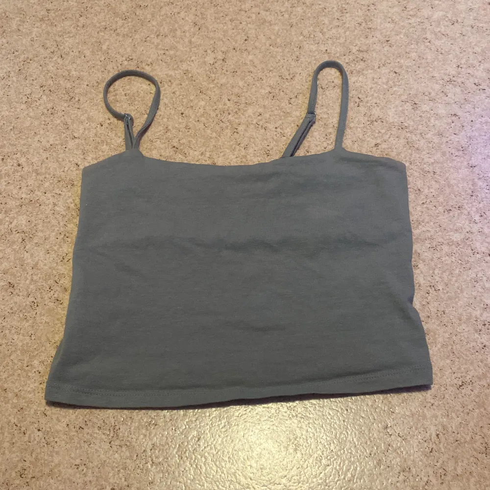 Simpelt kort linne från lager 157 i storlek S, Fin grön färg 🩷. Toppar.