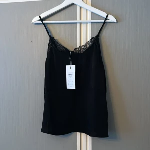 Linne i satin med spets  - Två helt nya linnean i satin med spets vid ringningen. Ny pris är 229kr st.  Kan tänka mig att sälja båda två för 229 kr eller 1 för 130. (Frakt tillkommer)