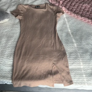 Shein, storlek 34 - Knappt använt, säljer för jag inte använder plagget 