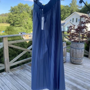 Lång kjol - Säljer en helt oandvänd lång kjol från Vila. Säljer pga att den inte kommer till användning. Det är en storlek L men den är väldigt liten i storleken så den passar från xs/s med! 