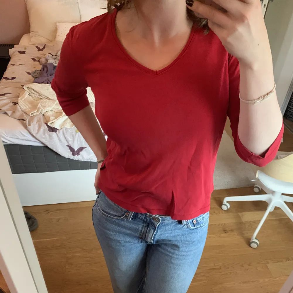 Supersnygg röd trekvartsärmad tröja i 00-talsstil ♥️ Köpt på second hand :). Toppar.