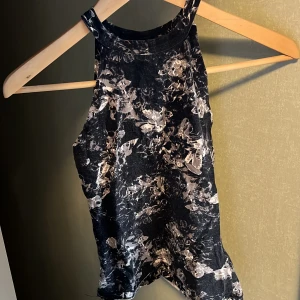Croptop stl S - Lite sönder i kragen, men går lätt att fixa för den som kan! Okej skick, lite urtvättad