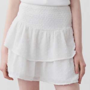 Jättefin vit kjol från Young gina. slutsåld på hemsidan. Storleken är 146/152 men sitter ungefär som en xs. 
