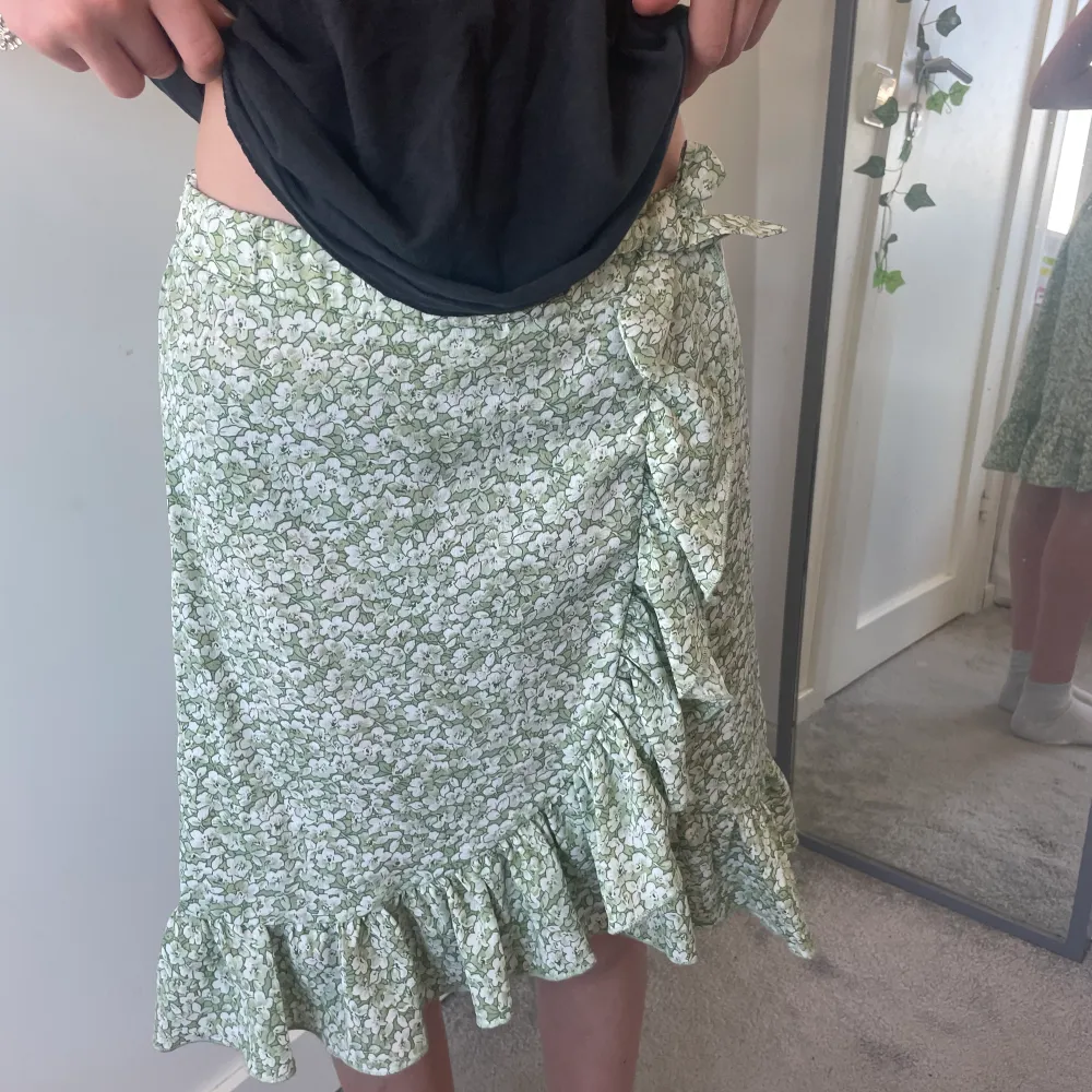 Denna gröna kjol är så skön! Jätte fin till sommaren och våren!💚. Kjolar.