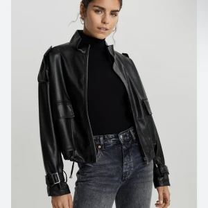 PU Läderjacka  - PU läderjacka från Gina tricot. Bra skick, inga defekter. Modellen säljs inte längre. 