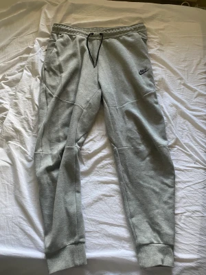 Nike tech byxor - Äkta Nike tech byxor. Använda men inga märken, hål eller fel.