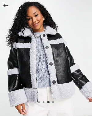 Svart höst/vårjacka från ASOS - Säljer denna svarta läderimitations jacka med babyblått teddydetaljer. Aldrig använd. Jackan är något oversized med en ”boxigare” passform.