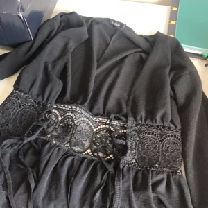 Kofta -  Boho Vacation Beach Wear Solid draperad medellång sommartröja, damkläder. är i bra skick. 