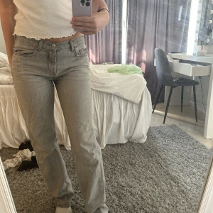 Lågmidjade jeans  - Säljer dessa fina lågmidjade jeansen då jag har ett par liknande, är 168💕