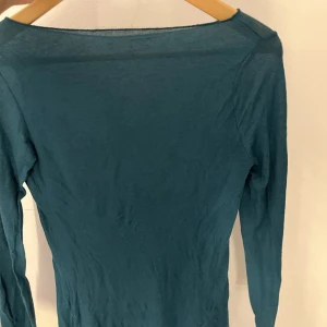 Trendig intimissimi tröja - Jättefin intimissimi tröja köpt för mindre än 2 månader sen<3. Jättebra passform och sitter väldigt snyggt på:). 