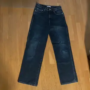 Ett par jeans med medel/hög midja och vida ben. Storlek 38, fint skick. Pris kan diskuteras 