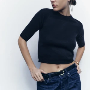 Zara tröja!! - Säljer denna mörkblåa trekvarts ulltröja från zara i storlek S men skulle säga att den passar Xs mer! Använd ett fåtal gånger men inga defekter! Passar perfekt till tidig höst! Tryck gärna på ”köp nu” om du vill köpa😇