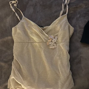 Fest y2k topp - Säljer den snyggaste 2000s toppen pga att den inte kommer till användning. Köpt på second hand. Bandet är lite sönder men inget som syns mycket.💛