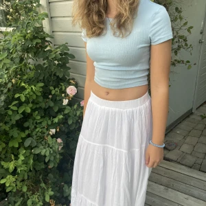 Crop top  - Jätte fin crop top från NewYorker! Fint skick och inte mycket använd. Säljs pga liten användning! Storlek: S