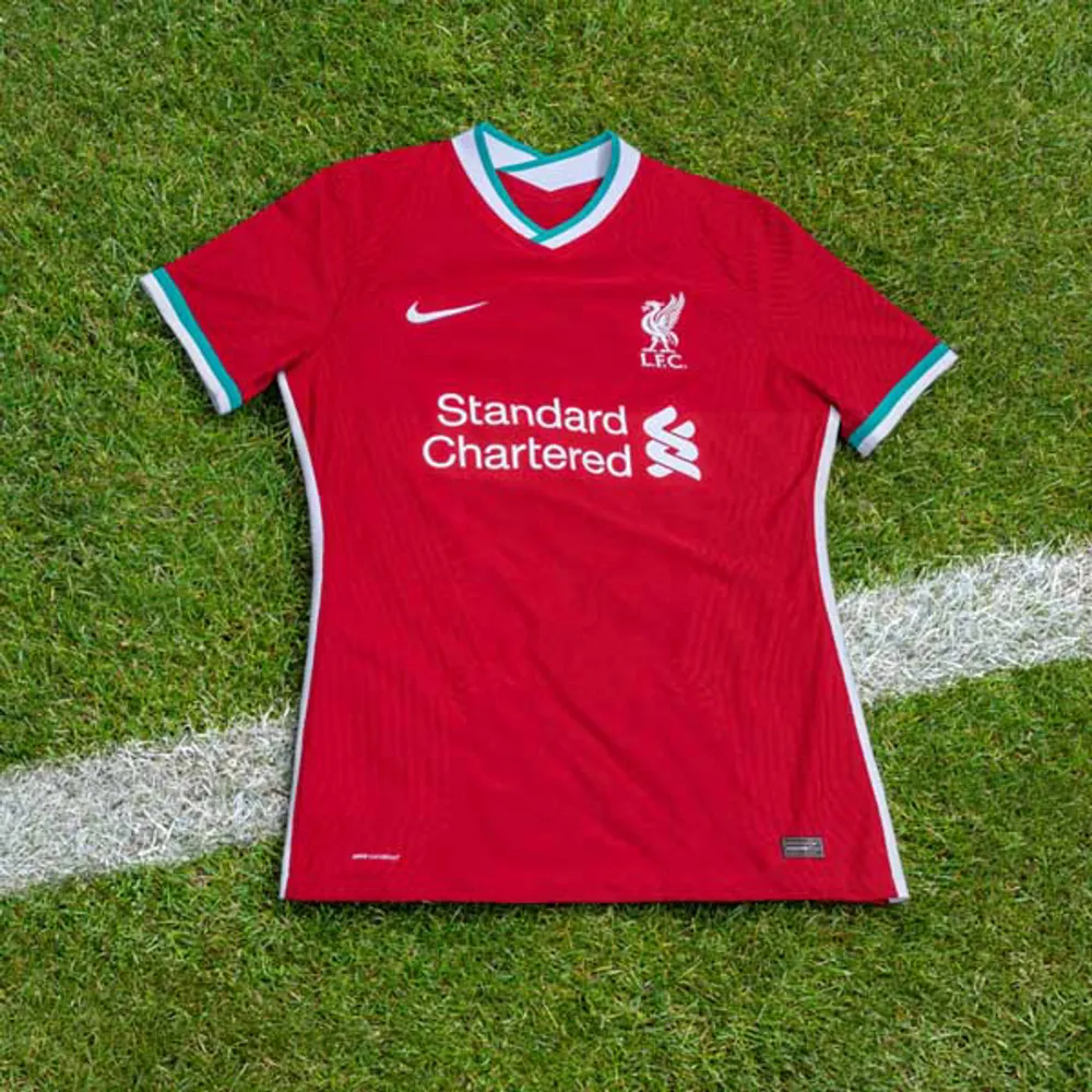 Denna tröja är en snygg tröja från laget Liverpool FC. Denna tröja är betydligt använd men kvaliteten är fortfarande densamma! Tröjan är 100% äkta, har även bevis på det om någon undrar. Tryck inte på köp nu. Kom priv så betalar du Swish! 90kr endast nu!. T-shirts.