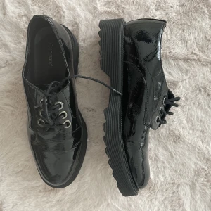 Skor - Använda men i bra skick  Glansiga 