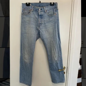 Levis jeans - Ljusblå Levis jeans som säljs då dom är lite korta på mig som är 180cm. Fint skick!