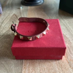 Valentino armband - Säljer mitt bruna valentino armband med guldnitar då det inte kommer till användning längre, köpt för 2200kr säljer för 850kr. 