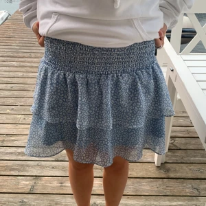 Chelsea - Jätte fin Chelsea kjol! Köpte 2022. Är i jätte fint sick. Har inte använt ofta, så att säga inga fläckar eller hål. Är i storlek M men passar även S och L. Köparen står för frakt 📦 