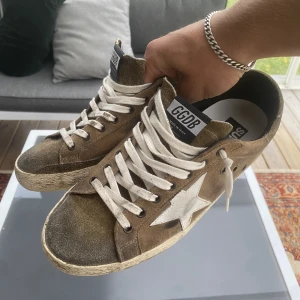Golden Goose - Säljer ett par superfeta Golden Goose Superstars, i otroligt bra skick, 9,5/10. Storlek 41, passar 41-42. Nypris runt 5k. Har inget og, utan endast skorna. Hör gärna av er om ni funderar över något!