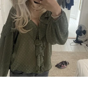 Blus - Säljer den här fina gröna blusen ifrån zara då den inte kommer till användning, (lånade bilder)