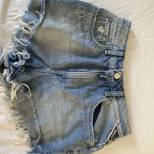 Shorts från replay❤️ - Vintageshorts från replay, waist 25. Supercoola och verkligen Stockholmsstil, har fler bilder som inte får plats ifall du vill se mer💕 