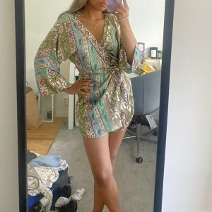 Klänning zara  - Klänning från Zara med inbyggda shorts. 200kr