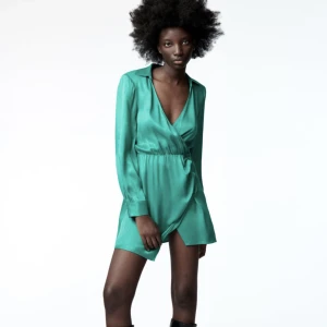 Satinklänning - Klänning i satin från zara, storlek l men passar s-m