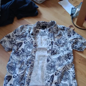 Skjorta - Oversize tröja med fint svart och vitt mönster. Jag är villig att byta prod bara inte under 35