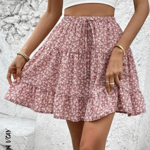 Kjolar från shein, oanvända - Då jag tyvärr inte tyckte om dessa så tänkte jag skicka vidare dom. Alla är i storlek S  Bild 1: 90kr nypris: 120kr Bild 2: 70kr nypris 100kr  Bild 3: 50kr nypris 80kr 