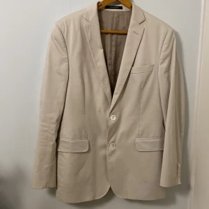 Kavaj Oscar Jacobson  - Super fin kavaj från Oscar Jacobson. Endast använd en gång på en skolavslutning. 