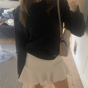 Volang kjol zara - Säljer nu denna kjol från zara slutsåld i storlek M, helt oanvänd