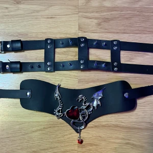 2 stora chokers - Två stora chokers den med draken är från dolls kill och den andra vet jag inte 