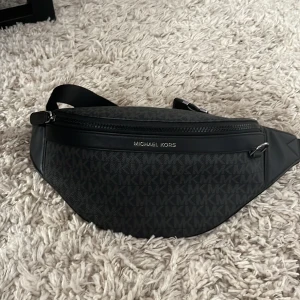 Michael Kors väska äkta skinn - Säljer en Michael Kors magväska, sparsamt använd och i väldigt fint skick, kan också användas som axelväska. Köpt för 1800kr januari 2023.