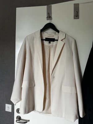 Vit kavaj - Vit kavaj som använts en gång på studenten. Otrolig fin att ha till sin klänning eller till vardags.