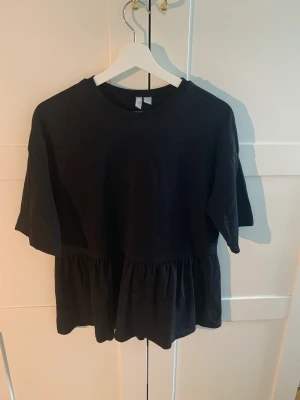 Volang topp - Topp från asos men volang nertill ärmarna är typ till armvecket men är också snyggt att vika upp! Knappt använd 💕storlek XS men passar även större storlek 