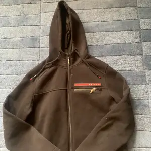 Prada hoodie storlek L passar M också 