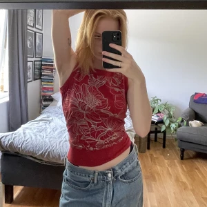 Topp - Snygg röd topp med tryck. Storlek L men skulle säga att den är mer som en S-M.