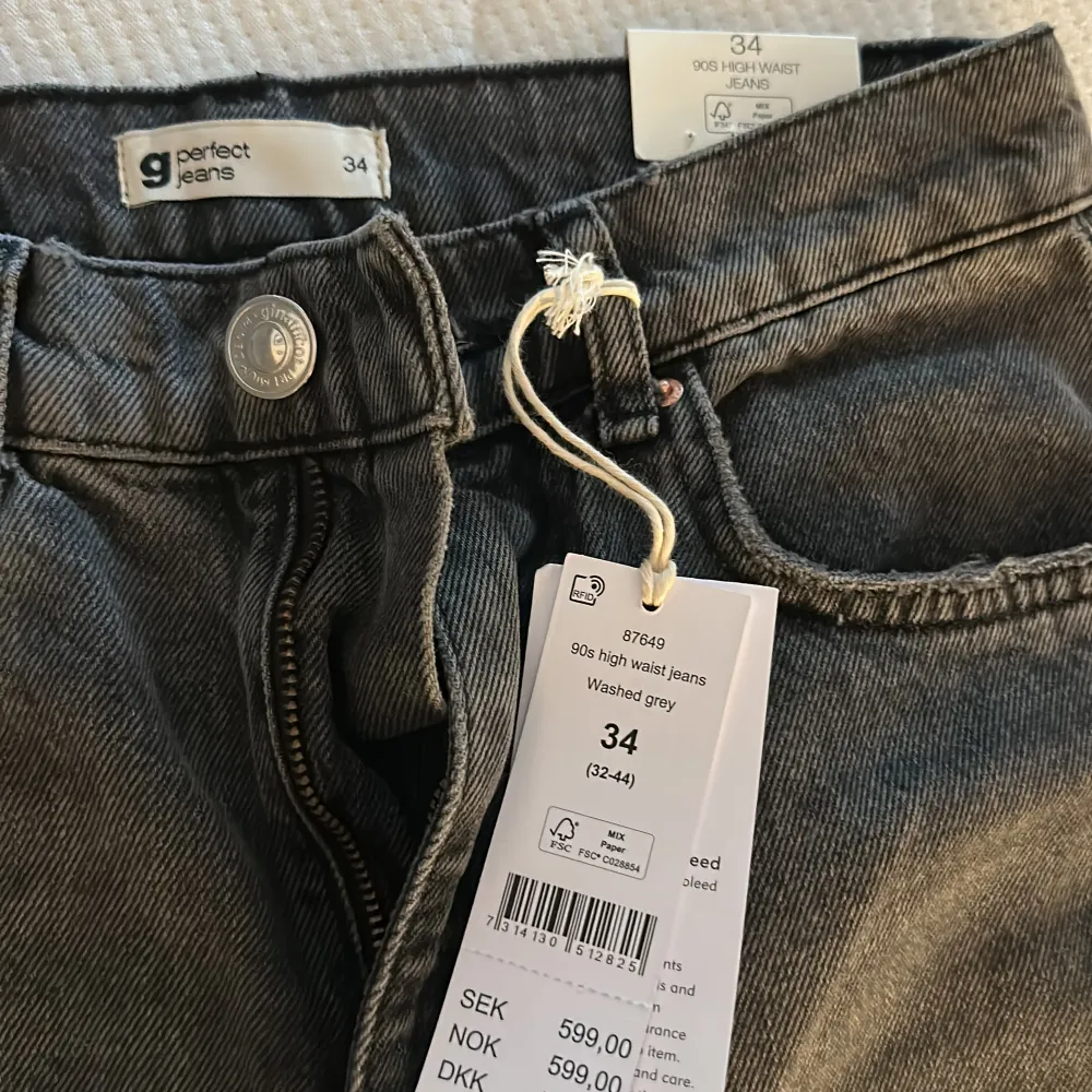 Säljer mina gråa jeans ifrån Ginatricot då jag aldrig använt dom, (alla lappar sitter kvar). Dom är highwaist i strl 34 och nypris är 599 men jag säljer för 300.. Jeans & Byxor.