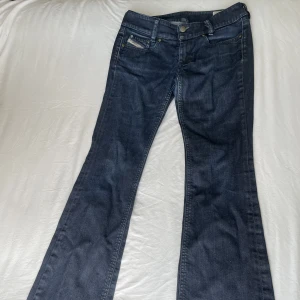 lågmidjade diesel jeans - superfina diesel jeans!! säljer då de är för tajta på mig och korta. är 177 så skulle nog säga att de hade passat någon som är 170 eller kortare. pris kan diskuteras. kan mötas upp i centrala stockholm, men också frakta💗 OBS!! kan skicka bilderna i chatt