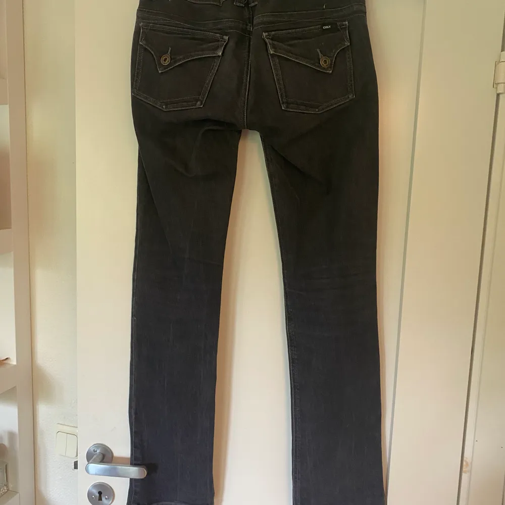 Säljer nu mina fina lågmidjade svarta jeans från only, dom är insydda ca 5 cm få dom var för stora. Säljer pga använder inte dom Skicka privat för mer bilder Köparen står för frakten . Jeans & Byxor.