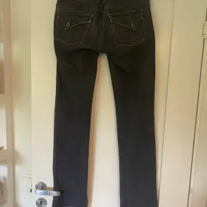 Säljer nu mina fina lågmidjade svarta jeans från only, dom är insydda ca 5 cm få dom var för stora. Säljer pga använder inte dom Skicka privat för mer bilder Köparen står för frakten 