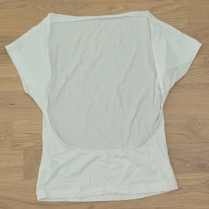 Topp med öppen rygg - Helt oanvänd, säljs pga att den inte passar, jättefin annars. Kp ifall ni vill se mer bilder🩷