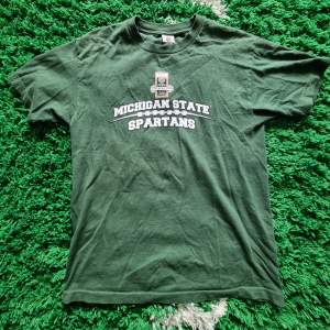 2014 MSU football tshirt med asfet fram och rygggrafik. Bra använt skick på tröjan. 
