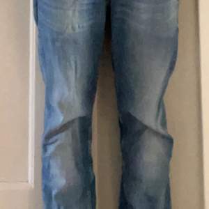 Ca 1 år gamla. Väldigt snygga jeans. Säljer pågrund av att byxorna är lite för stora. Kon:7/10 Inga hål eller liknande men dem har  fått vita märken på bakfickan.