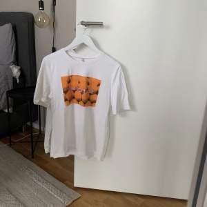 Vit T-shirt med orange tryck Stl M  Från Only Liten prick/fläck lite under axeln