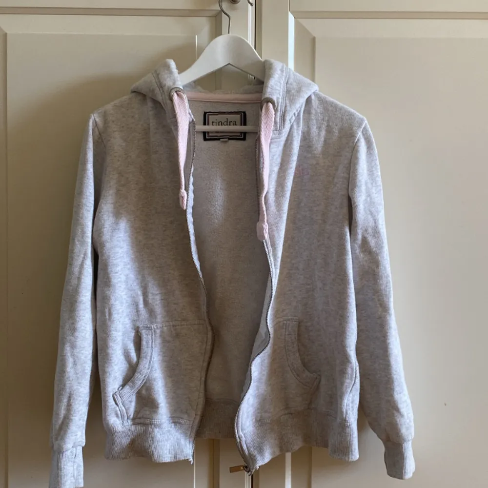 Superfin grå zip hoodie från Tindra med fina rosa detaljer.🌸Hör av dig vid frågor eller funderingar. Ta hand om dig.💌. Hoodies.