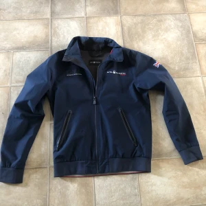Sail racing jacka  - Det är en Sail racing jacka. Skick 9/10 nästan som ny Nypris 2499 Perfekt för en sommarkväll eller till hösten, säljer då den börjar bli för lite för mig